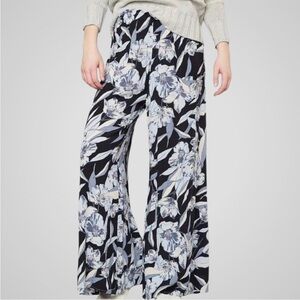 Like New Billabong Black Floral Crinkle
Wide Leg Pull-On Pants Large